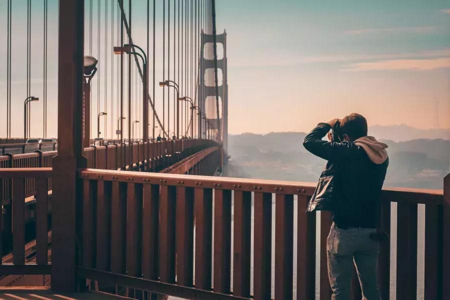 男人在金门大桥上拍照
