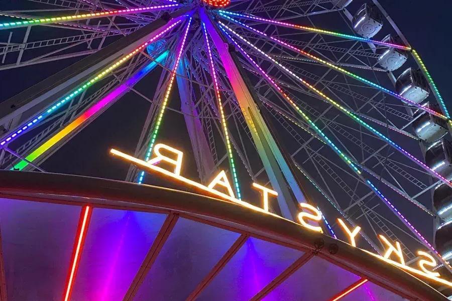 Close up view of the neon lights of the SkyStar ferris wheel in Golden Gate Park. 贝博体彩app，加利福尼亚.
